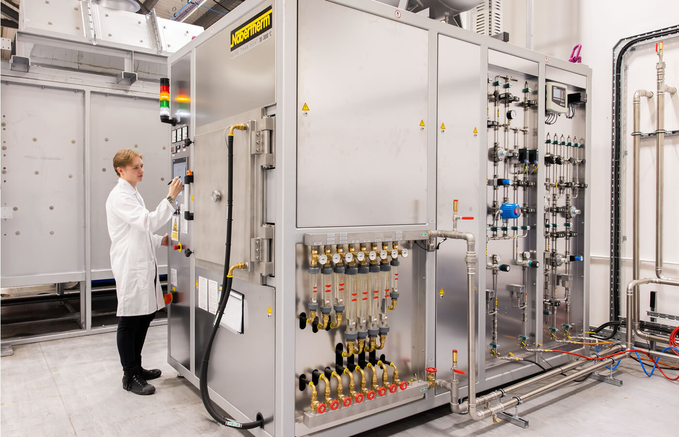 Large vacuum furnace